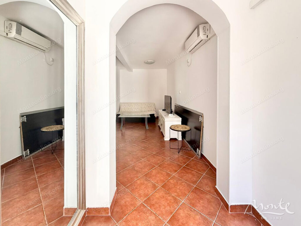 dve kvartiry v 50 metrah ot morya v muo kotor 03