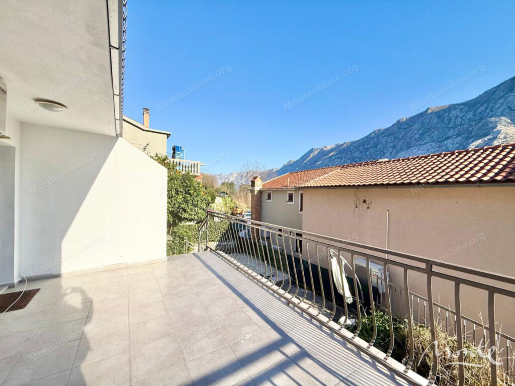 dve kvartiry v 50 metrah ot morya v muo kotor 10