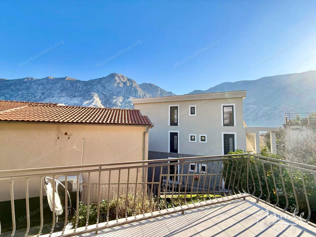 dve kvartiry v 50 metrah ot morya v muo kotor 11