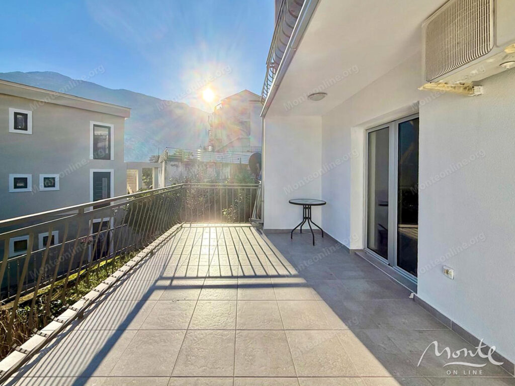 dve kvartiry v 50 metrah ot morya v muo kotor 12