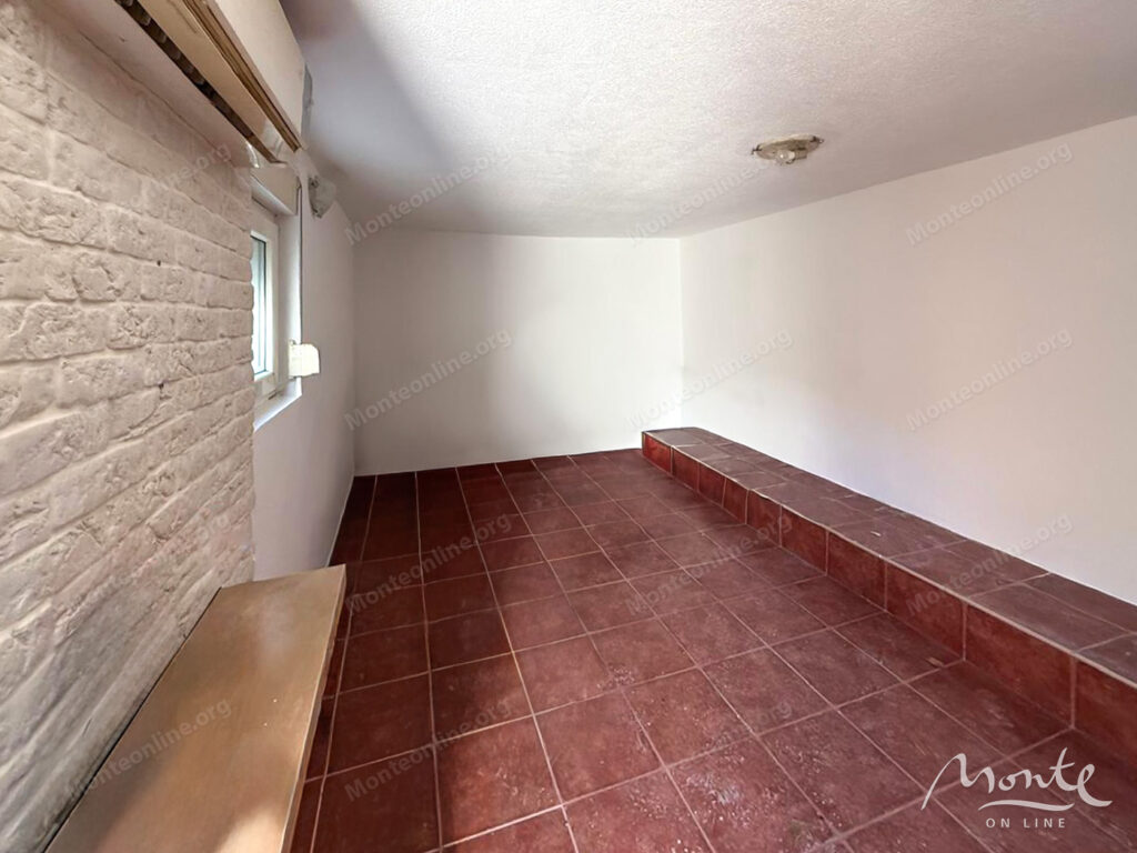 dve kvartiry v 50 metrah ot morya v muo kotor 13