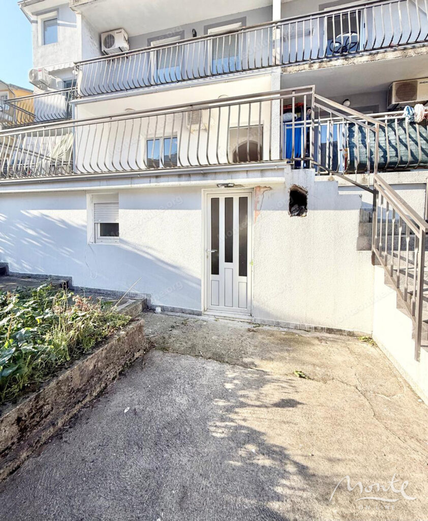 dve kvartiry v 50 metrah ot morya v muo kotor 14