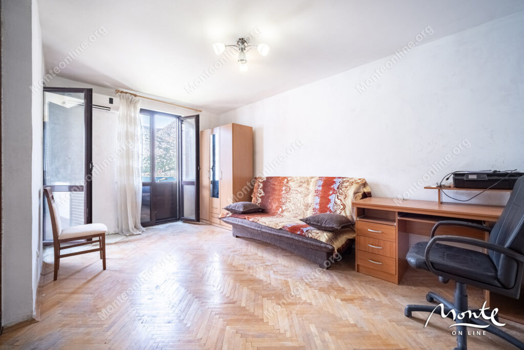 Dvosoban stan u Risi, praktično na prvoj liniji od mora.