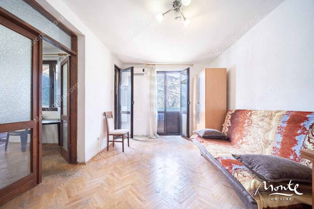 Dvosoban stan u Risi, praktično na prvoj liniji od mora.