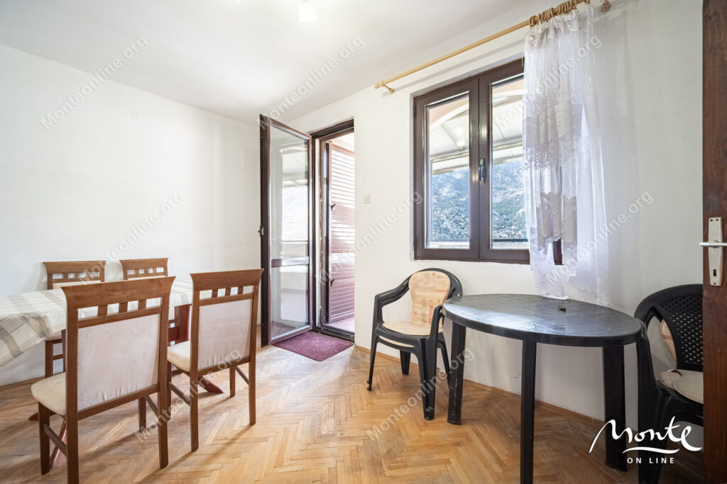 Dvosoban stan u Risi, praktično na prvoj liniji od mora.