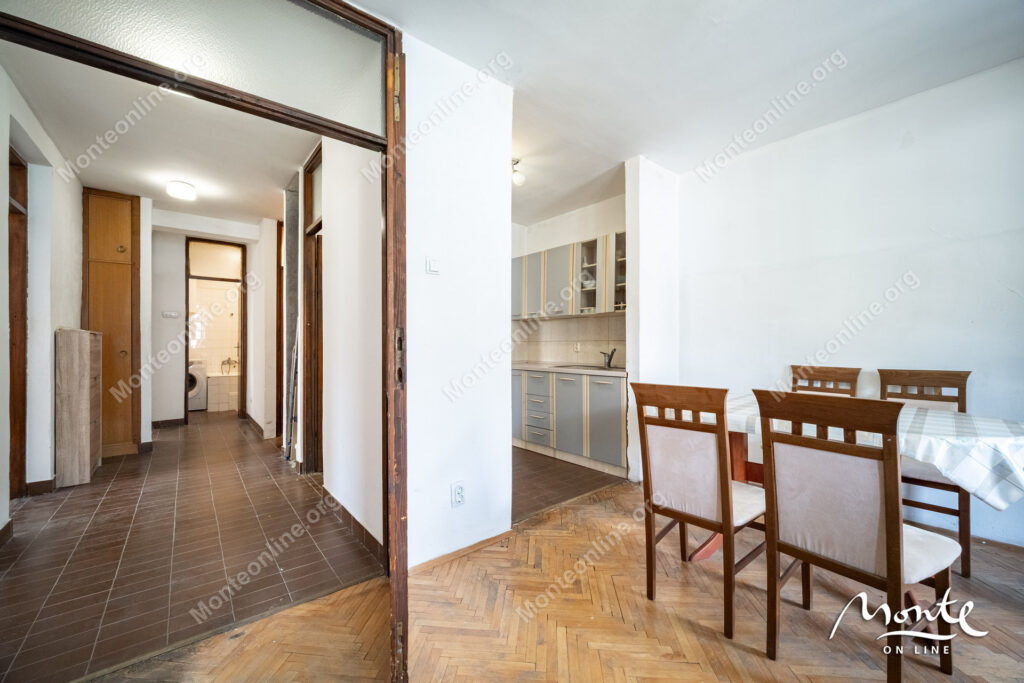 Dvosoban stan u Risi, praktično na prvoj liniji od mora.