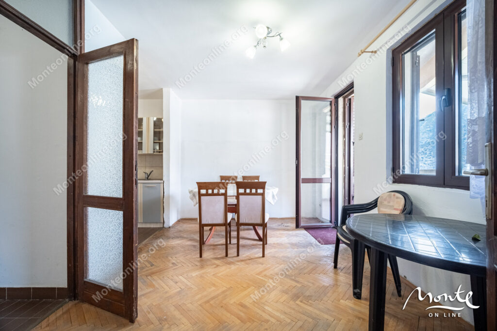 Dvosoban stan u Risi, praktično na prvoj liniji od mora.