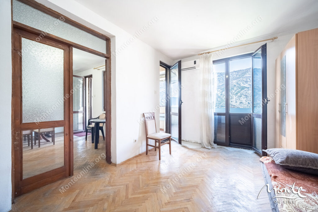 Dvosoban stan u Risi, praktično na prvoj liniji od mora.