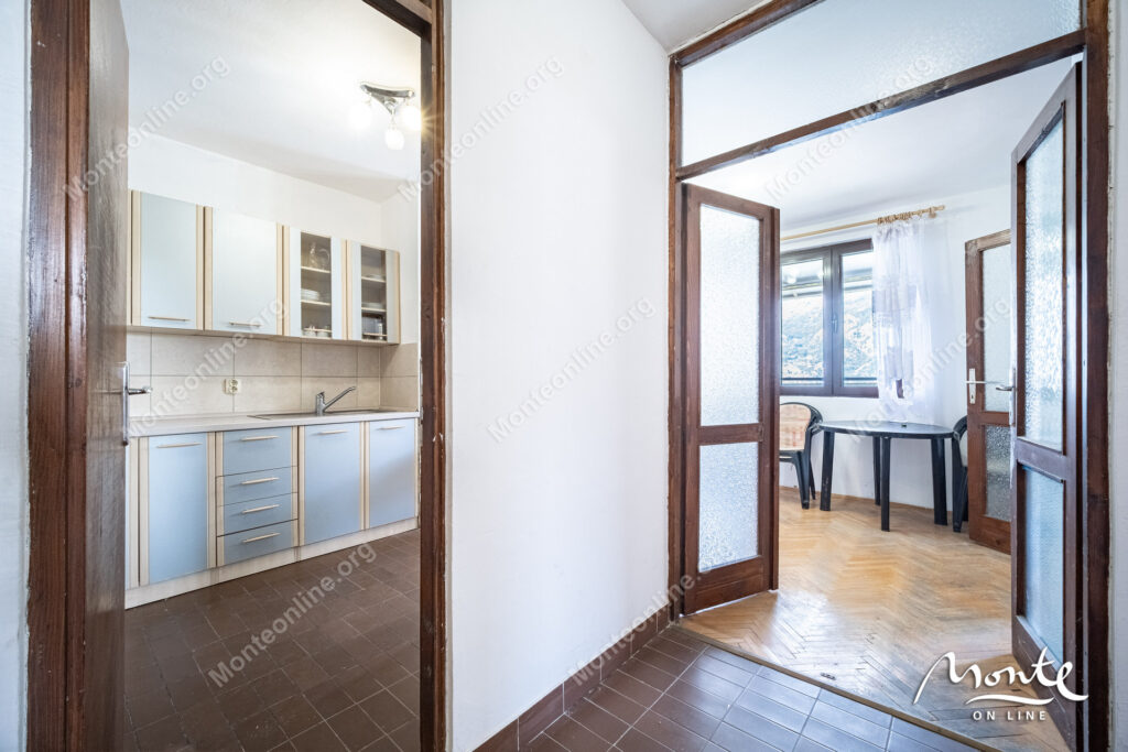 Dvosoban stan u Risi, praktično na prvoj liniji od mora.