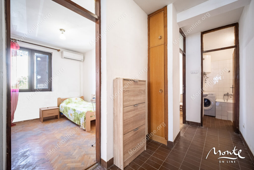 Dvosoban stan u Risi, praktično na prvoj liniji od mora.