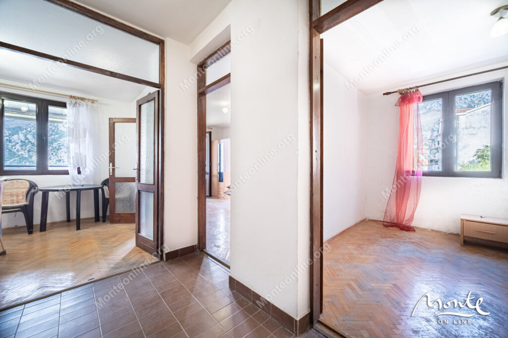 Dvosoban stan u Risi, praktično na prvoj liniji od mora.