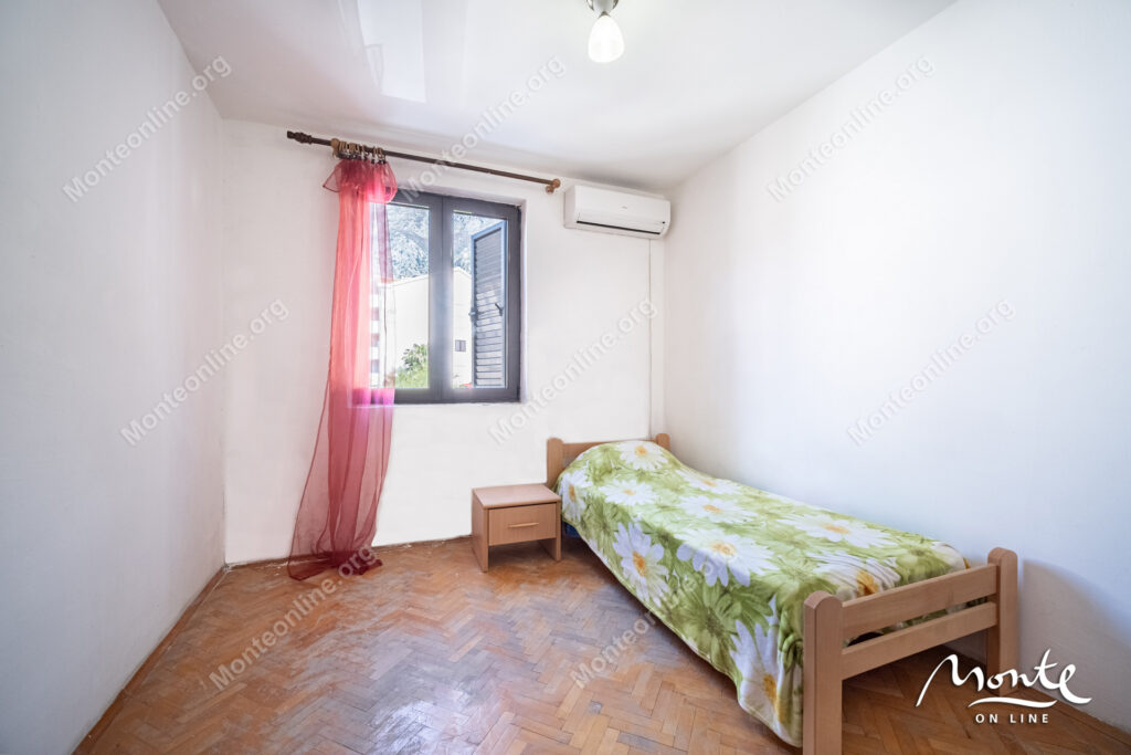 Dvosoban stan u Risi, praktično na prvoj liniji od mora.