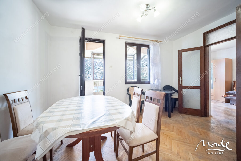 Dvosoban stan u Risi, praktično na prvoj liniji od mora.