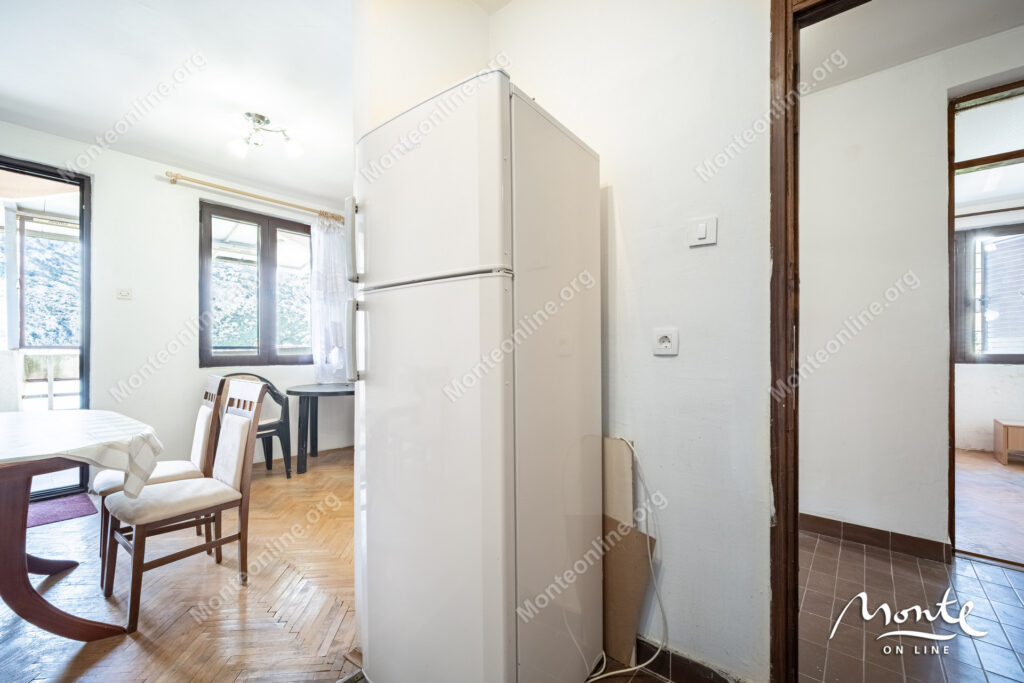 Dvosoban stan u Risi, praktično na prvoj liniji od mora.