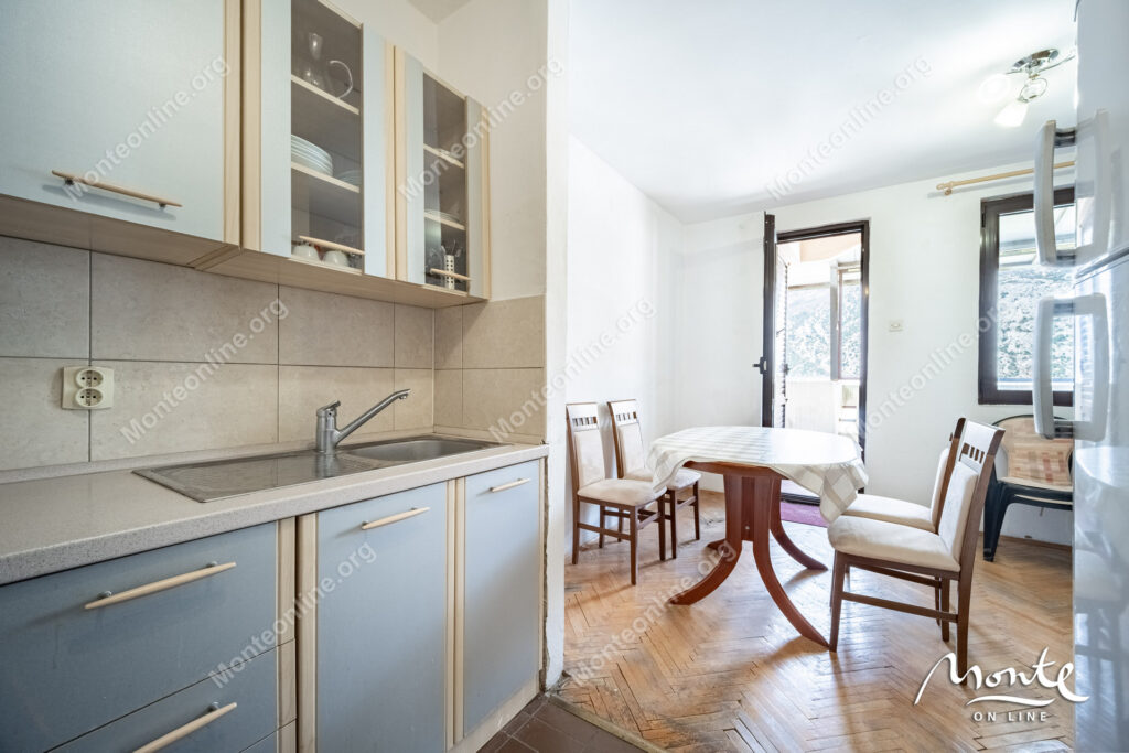 Dvosoban stan u Risi, praktično na prvoj liniji od mora.