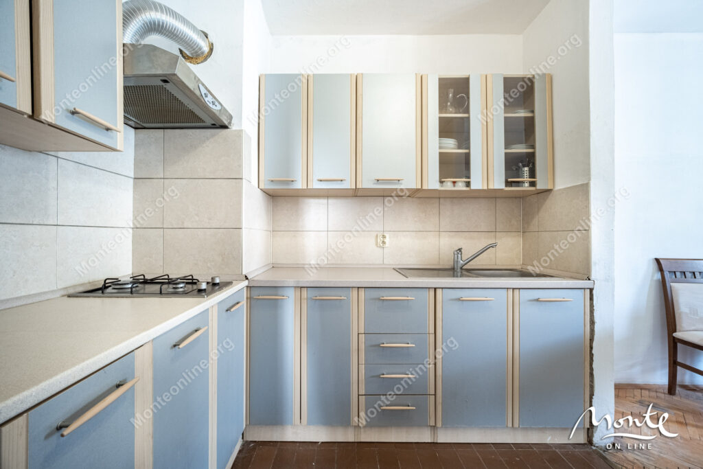 Dvosoban stan u Risi, praktično na prvoj liniji od mora.