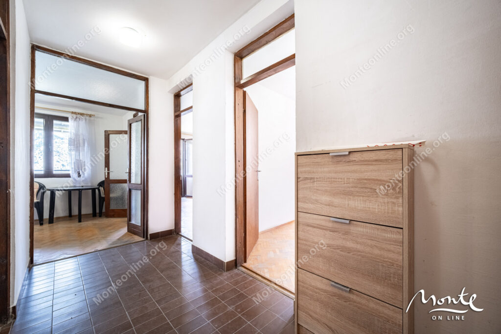 Dvosoban stan u Risi, praktično na prvoj liniji od mora.