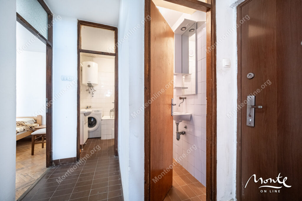 Dvosoban stan u Risi, praktično na prvoj liniji od mora.