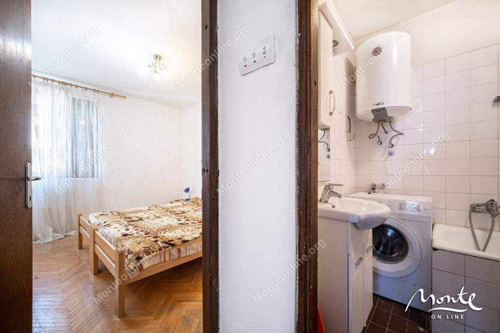 Dvosoban stan u Risi, praktično na prvoj liniji od mora.