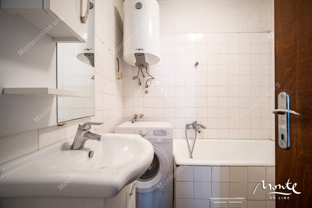 Dvosoban stan u Risi, praktično na prvoj liniji od mora.