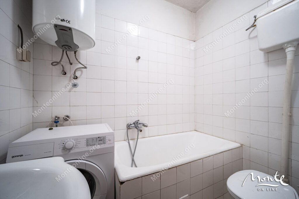 Dvosoban stan u Risi, praktično na prvoj liniji od mora.