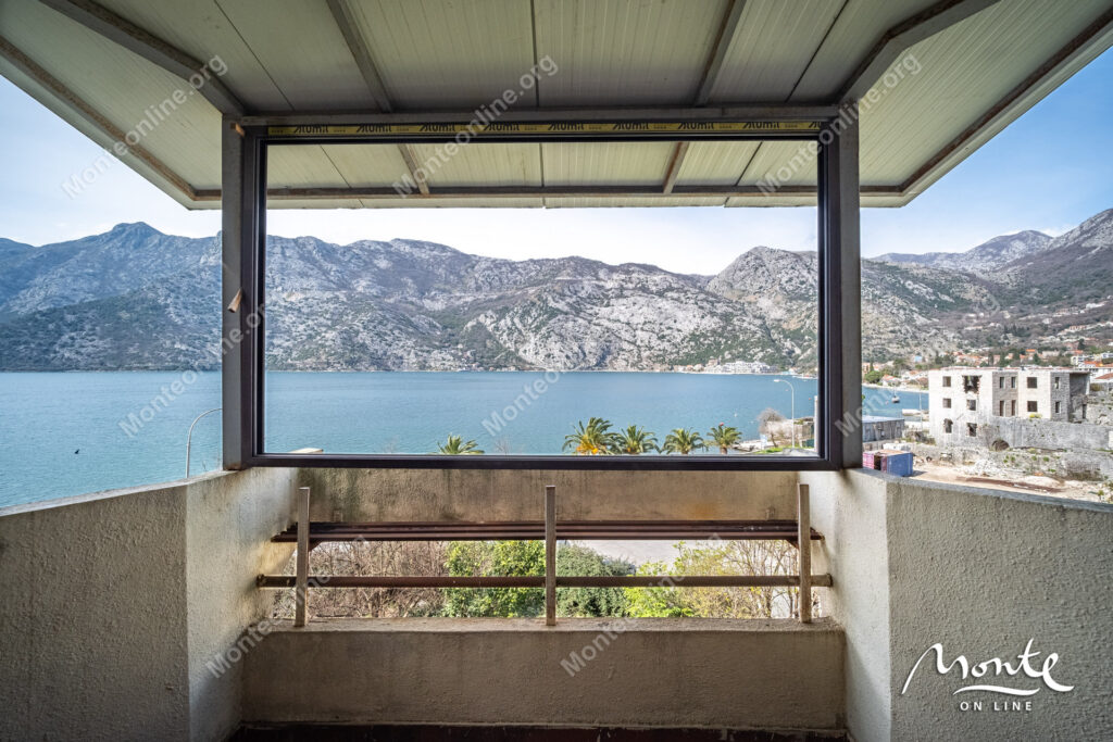 Dvosoban stan u Risi, praktično na prvoj liniji od mora.