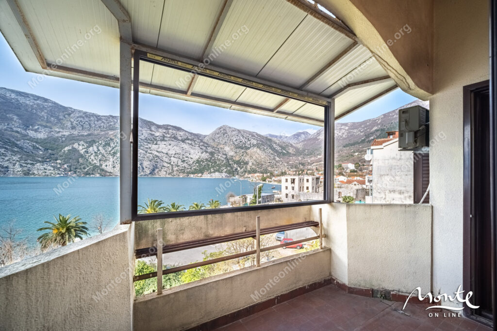 Dvosoban stan u Risi, praktično na prvoj liniji od mora.