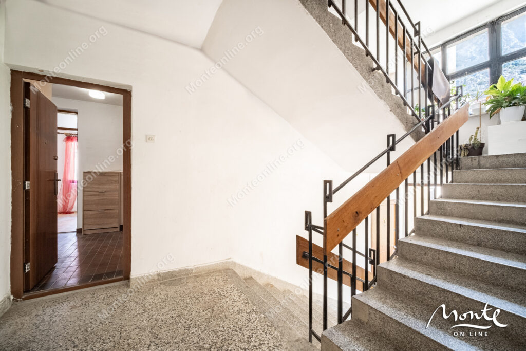 Dvosoban stan u Risi, praktično na prvoj liniji od mora.