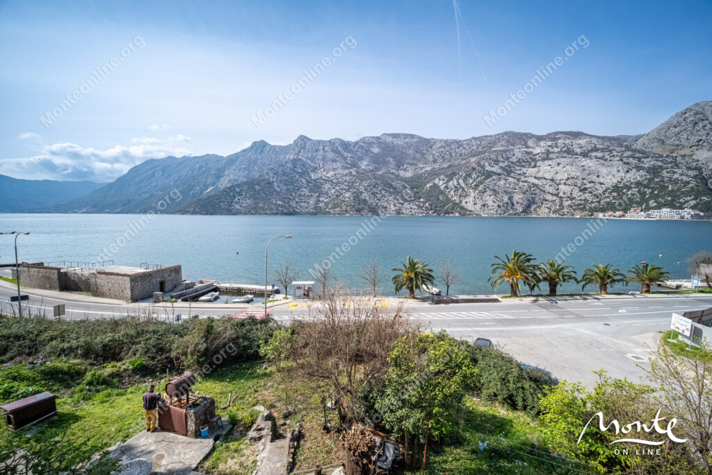 Dvosoban stan u Risi, praktično na prvoj liniji od mora.