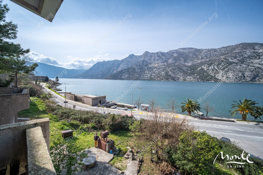 Dvosoban stan u Risi, praktično na prvoj liniji od mora.