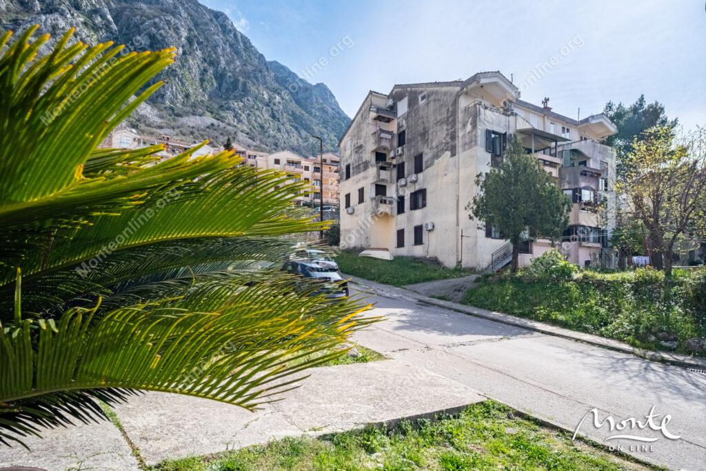 Dvosoban stan u Risi, praktično na prvoj liniji od mora.