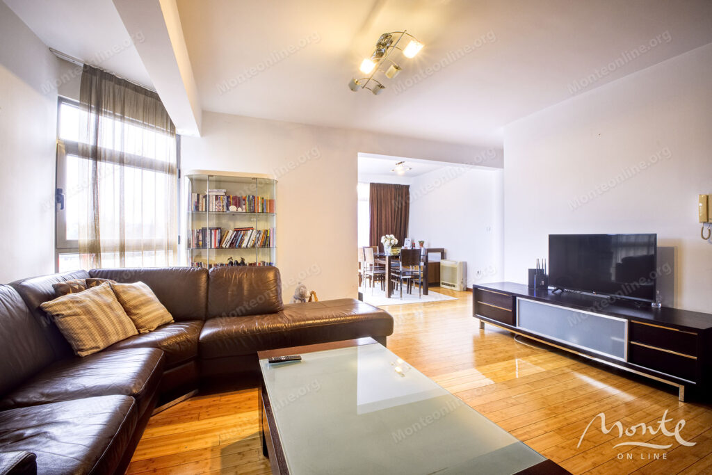 prostornaya kvartira s 2 spalnyami v czentre budvy 01