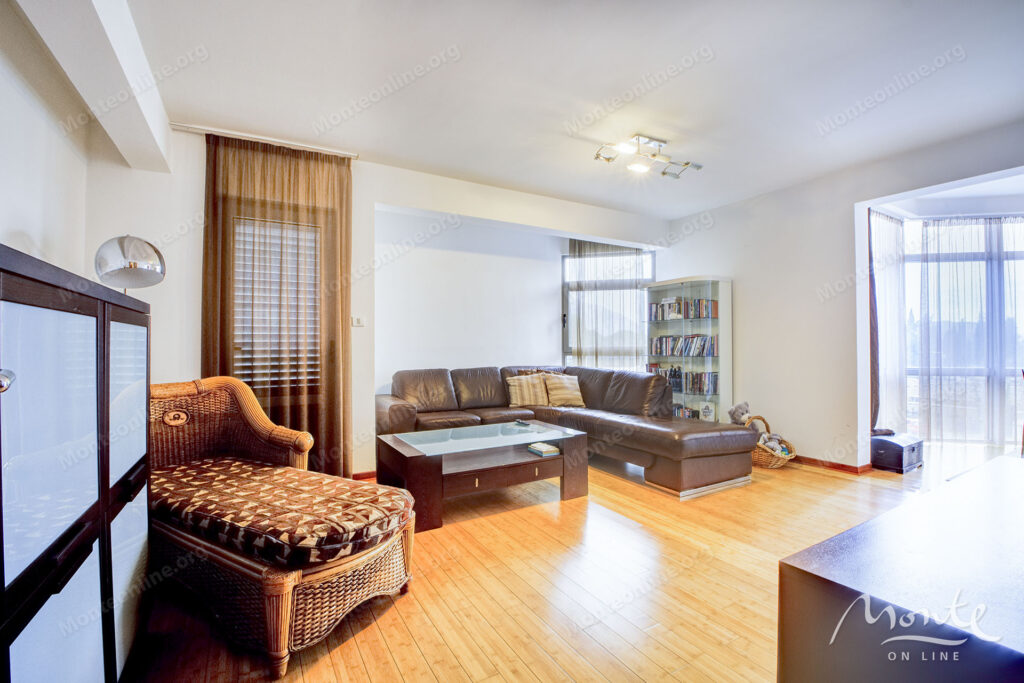 prostornaya kvartira s 2 spalnyami v czentre budvy 02