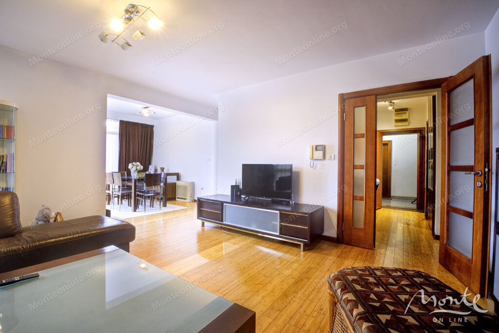 prostornaya kvartira s 2 spalnyami v czentre budvy 03