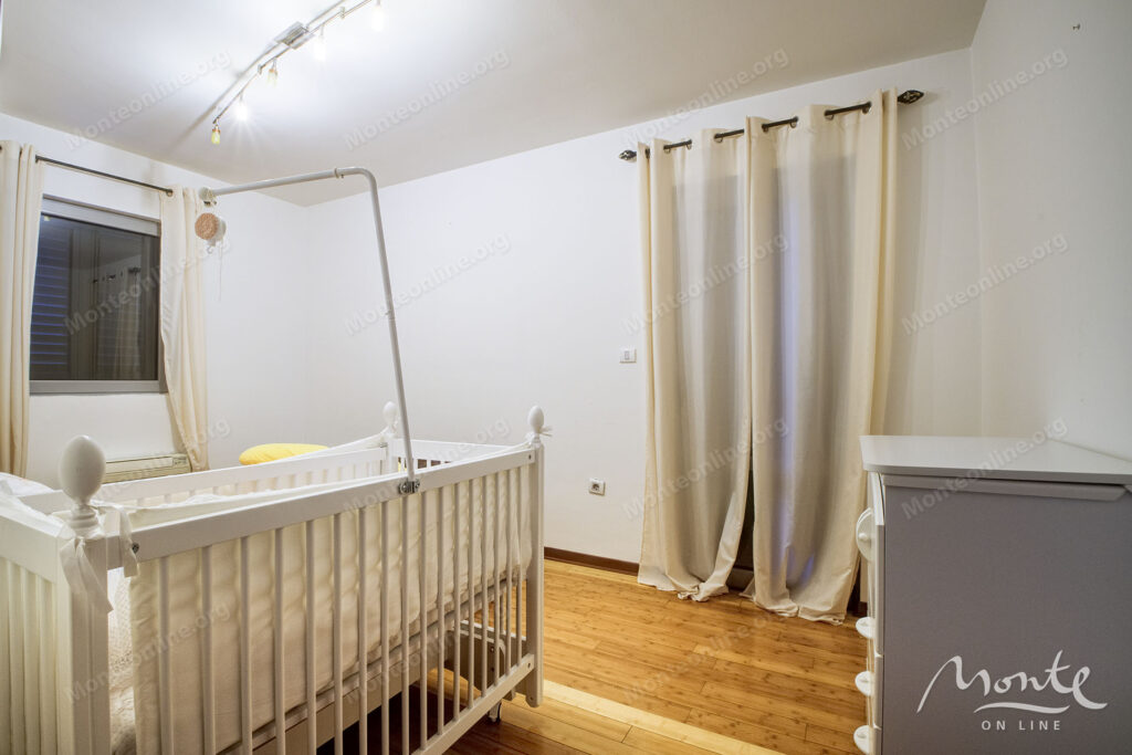 prostornaya kvartira s 2 spalnyami v czentre budvy 08