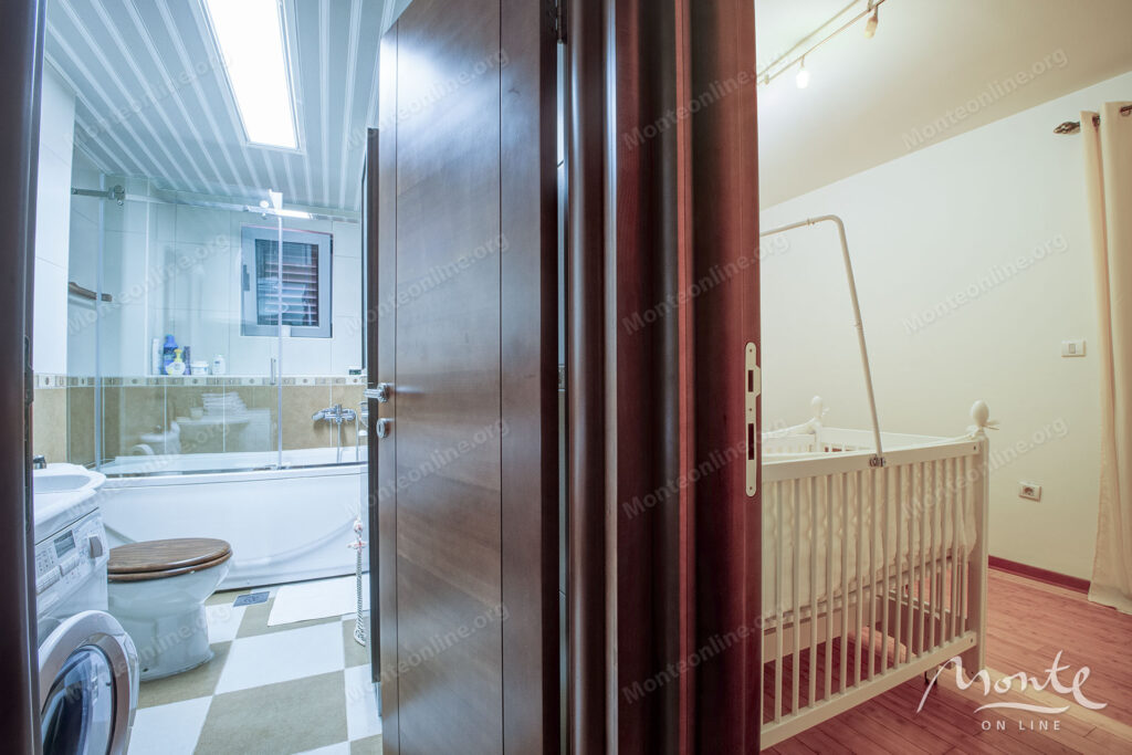 prostornaya kvartira s 2 spalnyami v czentre budvy 13