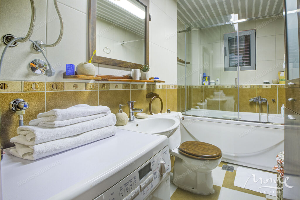 prostornaya kvartira s 2 spalnyami v czentre budvy 14