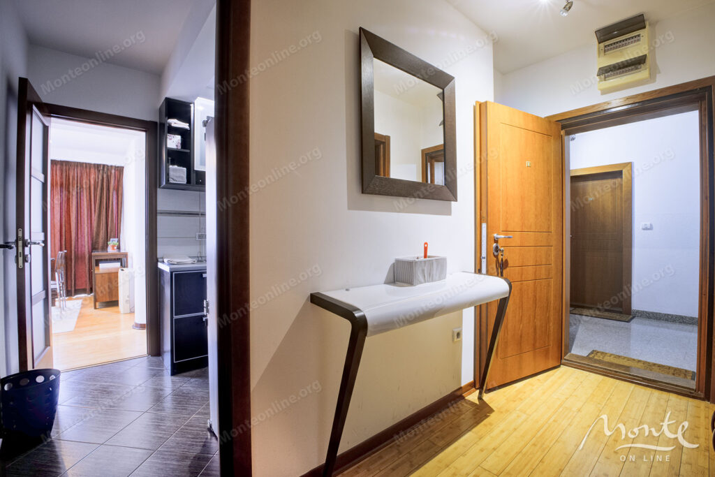 prostornaya kvartira s 2 spalnyami v czentre budvy 15