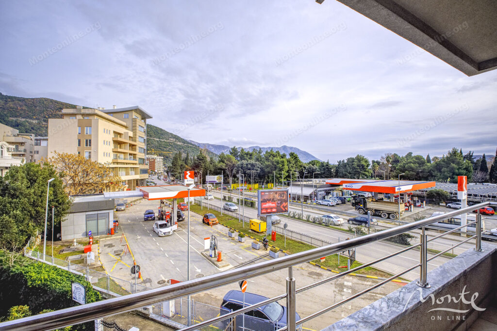 prostornaya kvartira s 2 spalnyami v czentre budvy 17