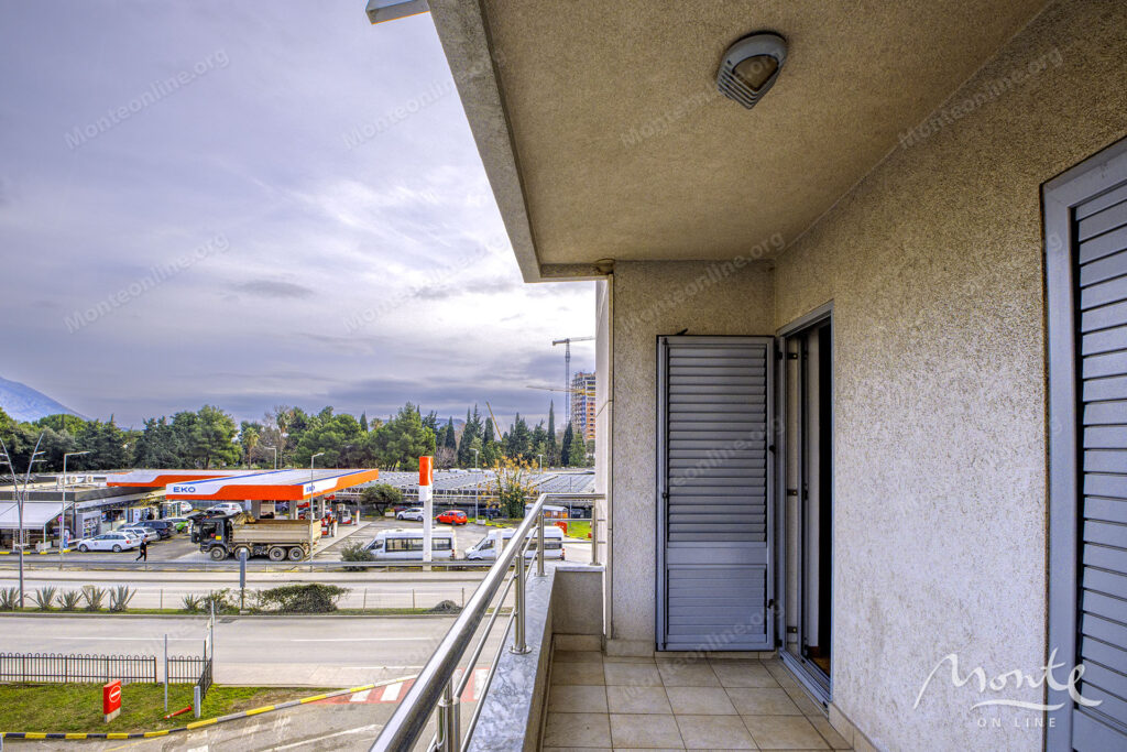 prostornaya kvartira s 2 spalnyami v czentre budvy 18