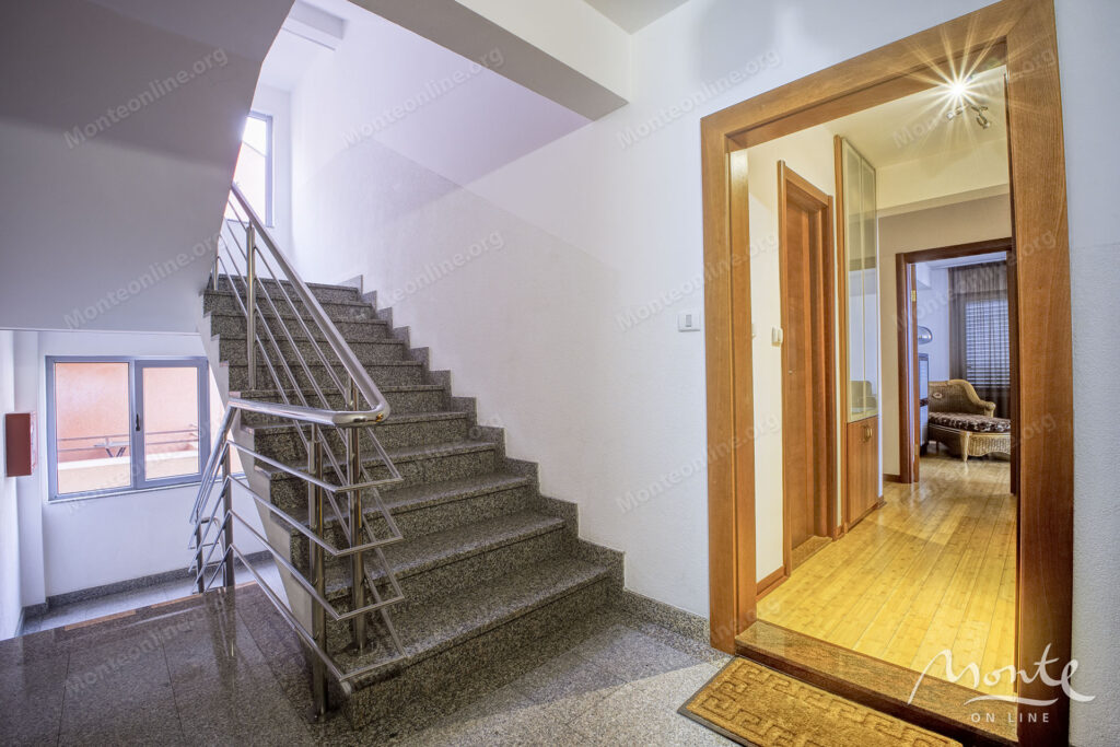 prostornaya kvartira s 2 spalnyami v czentre budvy 20