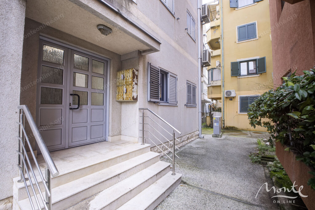 prostornaya kvartira s 2 spalnyami v czentre budvy 21