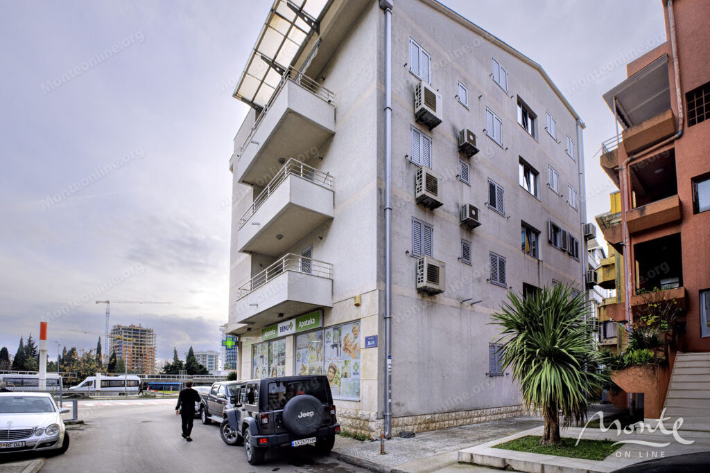 prostornaya kvartira s 2 spalnyami v czentre budvy 22