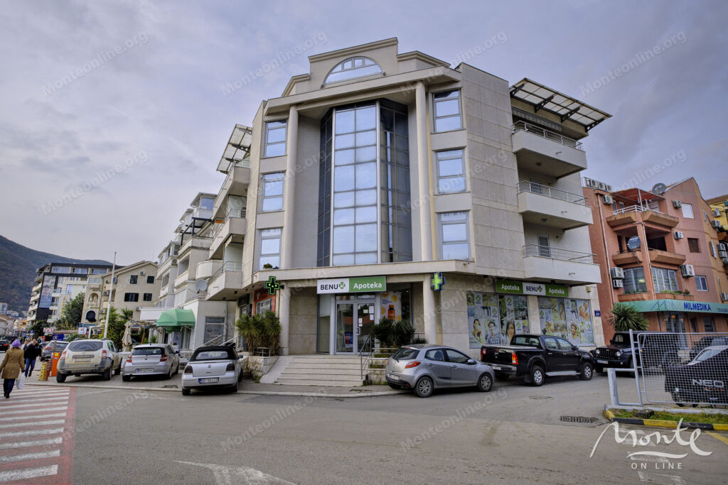 prostornaya kvartira s 2 spalnyami v czentre budvy 23