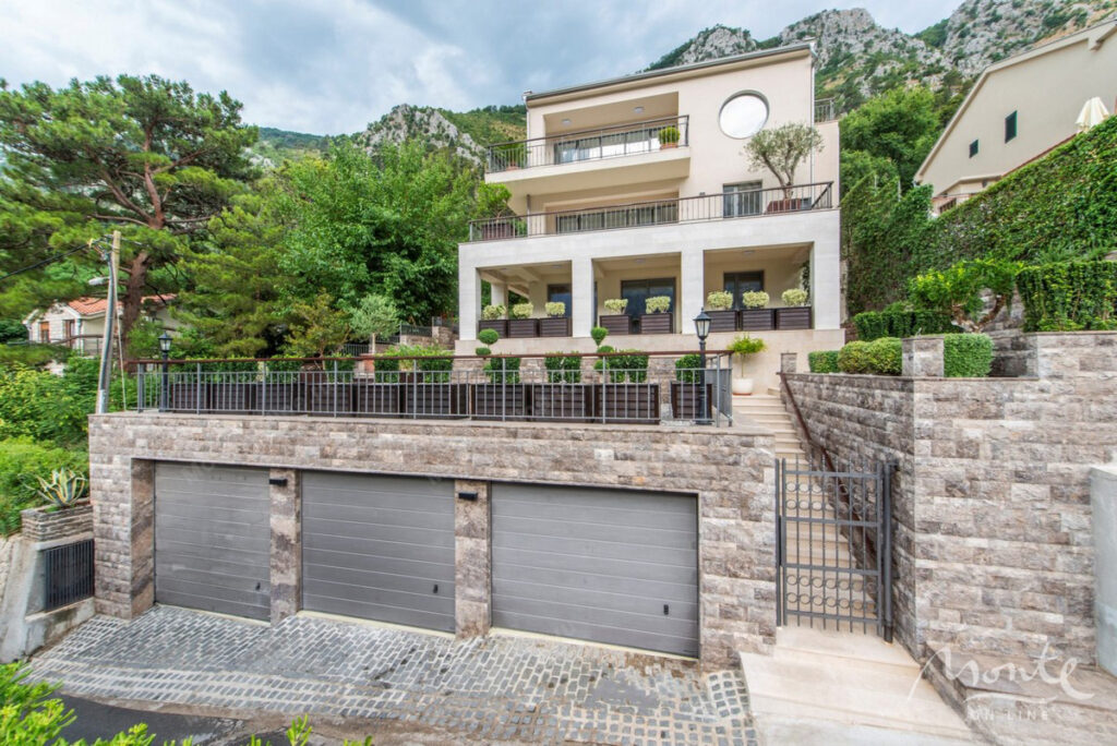 prostornaya kvartira s 2 spalnyami vidom na more dvorom i garazhom v muo kotor 02