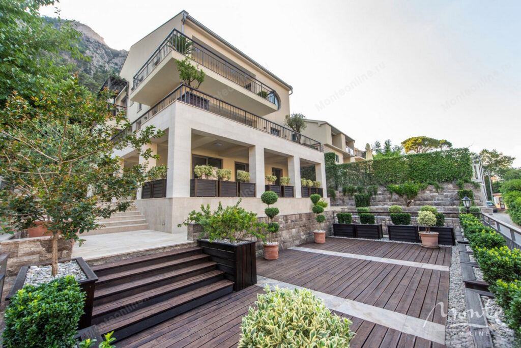 prostornaya kvartira s 2 spalnyami vidom na more dvorom i garazhom v muo kotor 03