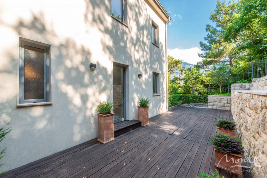 prostornaya kvartira s 2 spalnyami vidom na more dvorom i garazhom v muo kotor 04