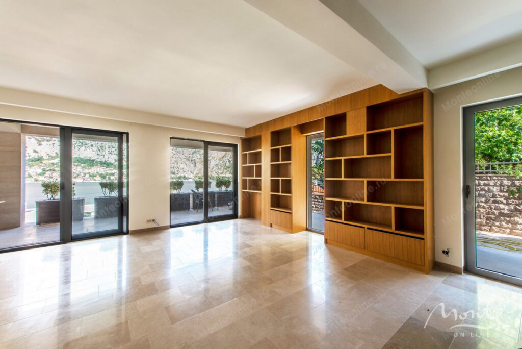 prostornaya kvartira s 2 spalnyami vidom na more dvorom i garazhom v muo kotor 06