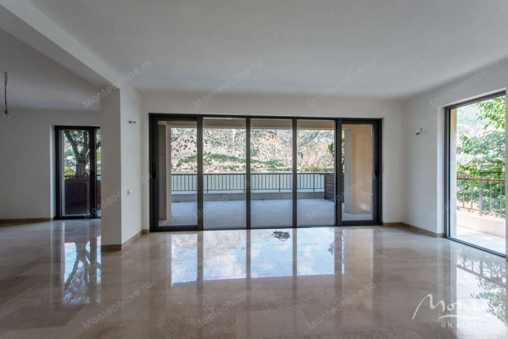 prostornaya kvartira s 2 spalnyami vidom na more dvorom i garazhom v muo kotor 07