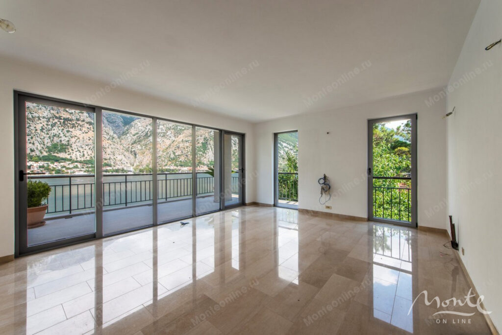 prostornaya kvartira s 2 spalnyami vidom na more dvorom i garazhom v muo kotor 08